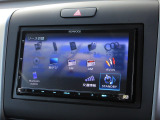 ナビゲーションはケンウッドメモリーナビ(MDV-Z704)を装着しております。AM、FM、CD、DVD再生、Bluetooth、音楽録音再生、フルセグTVがご使用いただけます。