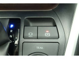 【電動パーキングブレーキ】オートモードのときは、シフトレバーの操作に応じてパーキングブレーキが自動で作動♪