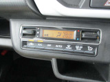 オートエアコンです。簡単な操作で室内を快適な温度になりますので夏場や冬場でも快適なドライブが楽しめます。