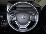 ハンドル左側にはオーディオ操作が出来るオーディオリモートコントロールスイッチ、右側にはHonda SENSINGとオートクルーズコントロールのスイッチを装備!