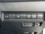 【パワーバックドア】スイッチ操作でバックドアの開閉が可能なパワーバックドアを装備。荷物で両手がふさがっているときでもスムーズに開閉でき、日常使いの利便性を高めます。