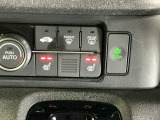 運転席/助手席シートヒーターで寒い日もすぐに温かくなり快適に過ごせます。2段階の温度調整が可能です