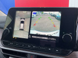 上から丸見えアラウンドビュー!車を真上から見下ろした様な映像を映し出すアラウンドビューモニター。これで車庫入れもラクラク。