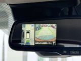 アラウンドビューモニターの映像はルームミラーに内蔵のモニターでも確認できます。