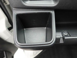 カップホルダーは運転席や助手席からちょうど手の届く位置です!!