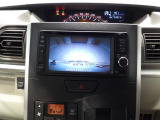 【バックカメラ】後方の視界をモニターで確認できます。車庫入れや狭い場所での後退も、落ち着いて安全に行えるので、運転が不慣れな方でも安心です。