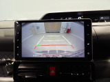 【バックカメラ】後方の様子が画面で確認できるので、駐車や車庫入れがスムーズに行えて安心です。