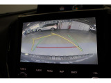 シフトをバックに入れれば、自動的に後方の映像がナビ画面に映し出されます。後方視界を確保するリヤビューカメラ。車庫入れ時などにとても便利です。