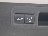 ハンズフリーパワーバックド(挟み込み防止機能・停止位置メモリー機能付)が装備されています。スマートキーを携帯していれば、リヤバンパーの下に足を出し入れするだけで自動開閉します。