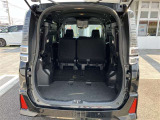 【荷室】サードシートを左右に跳ね上げれば、さらに広くご使用することが出来ます。