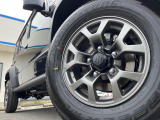 【純正15インチアルミホイール】外観にマッチした純正アルミホイールを装着しております。各種社外アルミホイールや、スタッドレスタイヤも取扱いしております。是非ご相談ください♪