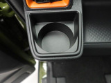 カップホルダーは運転席や助手席からちょうど手の届く位置です!!