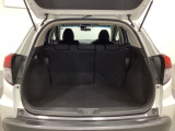 ラゲッジも広く使いやすいトランクは、開口部も広く荷物の積み下ろしもしやすいお車となっております。リアシートの背もたれは6:4の割合で分割して可倒できるので、長いお荷物などを載せることもできます。