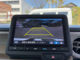 【バックカメラ】後退時に車両後方の映像をモニターに映す機能。目視できない死角を確認でき、衝突事故を防ぎます。駐車が苦手な方だけでなく全てのドライバーに必須の安全装備です。