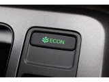 エンジンやエアコンといったクルマ全体の動きを燃費優先で自動制御するECONモード。空調など快適性を優先したいときはスイッチを押してOFFにできます。