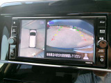 アラウンドビューモニター。クルマを上空から見下ろしているかのような映像で、駐車の際、周囲の安全を確認できます!