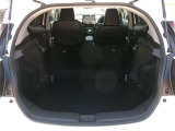 後席を倒すと収納力がアップします。長尺物も積めるのでカーライフの幅が広がりますね。