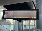 スマートルームミラーは、車両後方に設置されたカメラの映像を、ルームミラーに映し出すことで、死角をなくし、安全性を向上させることができます。また、夜間や雨天時でも、クリアな映像を映し出すことができます。