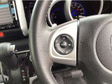 オーディオリモートコントロールスイッチ、ハンズフリーテレホンスイッチを装備しています。オーディオ操作も簡単で運転に集中できます。