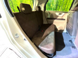 後部座席も気になるようなキズ・汚れやへたり等、大きなダメージはなく、良好な状態です。