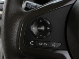 【ステアリングスイッチ】ハンドルにオーディオリモコンスイッチが装備されています。視点をそらすことなく、ボリューム調整・モード切替・放送局・曲飛ばしなどが可能です。