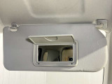 【運転席サンバイザー】鏡が付いているのでメイク直しなどにも便利★