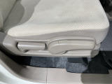 シートハイトアジャスターが付いているので運転姿勢を調整するのに便利ですね。身長に合ったシートポジションは安全運転や疲労軽減にもつながります。