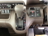 シフトはインパネシフト、パーキングブレーキは電子制御となっています。