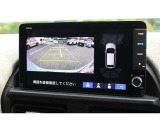 もちろんリアカメラも装備。安心、安全のために駐車時などの後方死角を減らします。また切り替えボタンを操作するとで、ノーマルビュー・ワイドビュー・トップダウンビューの切り替えが可能です!