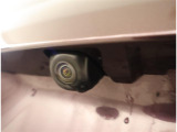 バックカメラが付いているので後方確認が非常にしやすいです。今や運転初心者も熟練者も必須装備!ついていて損はないですね♪