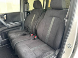 足元もゆったりで長時間の運転も疲れにくいフロントシートです。