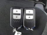 スマートキー付。キーを取り出さなくてもドアロックの施錠・開錠、エンジンの始動が出来ます。雨の日や荷物の多い日にとても便利ですね。