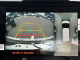 【360度カメラ】全方位モニターを装備し、車両の周囲を上空から見下ろすように映像で確認可能。駐車や狭い道での操作をサポートし、安全性を高めます。