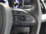アダプティブクルーズコントロール機能付きです。走行中に先行車の様子を検知しながら、設定した車速の範囲内で先行車との距離のキープを支援します。詳細は販売店スタッフまでおたずねください。