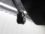 運転中の「万が一」を記録してくれ、もしもの時も心強いドライブレコーダーを装備しています。