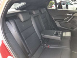 後席も使用感はさほど感じず、運転席・助手席同様に清潔感があります。後席シートもしっかりと作り込まれていますので、座り心地も悪くありません。是非、実車にてご確認下さい。