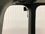 後方にもドライブレコーダー(社外品)のカメラが付いています。前後両方でお車の周りを監視・記録いたします。