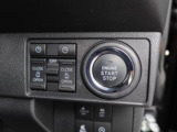 電子カードキーをポケットやバッグの中に入れておいたままでも、ブレーキを踏みながらボタンを押すだけで、スマートにエンジンスタートできます♪