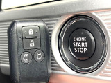【キーレススタートシステム】カバンやポケットに入れたままでもドアの施錠・解錠が可能なスマートキーを装備。エンジンのオン・オフ時もカギを取り出す必要が無いからとっても便利です♪