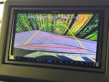【バックカメラ】駐車時に後方がリアルタイム映像で確認できます。大型商業施設や立体駐車場での駐車時や、夜間のバック時に大活躍!運転スキルに関わらず、今や必須となった装備のひとつです!