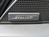 BOSEサウンドシステムを搭載。「良い音を出す」ではなく、その車種のごとに特徴を計算(車種専用設計)し、「反響音」を作り出すことによってどの座席でも自分中心で音が聴こえ、「心地よい空間」を作り出します。