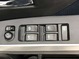 パワーウィンドのスイッチです。運転席に座りながら、助手席や後席の窓を開け閉めできるので大変便利ですよ。
