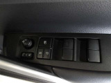 パワーウィンドウスイッチで運転席から全席の窓の開閉ができます。