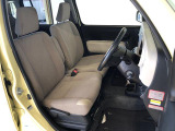 運転席の座面高さを調整できるシートリフターが付いています。フロントシートはベンチシートを採用で、座面も広く使い勝手もいいですよ♪