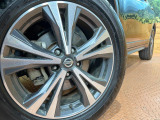 【純正18インチアルミホイール】外観にマッチした純正アルミホイールを装着しております。各種社外アルミホイールや、スタッドレスタイヤも取扱いしております。是非ご相談ください♪
