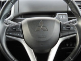 ハンドルには、アクセルペダルを踏まずに定速走行し疲労軽減に貢献するクルーズコントロールと、ハンドルから手を離さずにオーディオを操作できるので安全性がとても上がるステアリングリモコンが付いています!