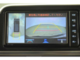 バックガイドモニター(バックモニター)付き。車両後方の映像をナビ画面に表示し、駐車などの後退操作をサポートします。