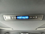 後席用にもオートエアコンの吹き出し口があり快適です。どの席に座っても快適なドライブが楽しめます♪