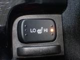 運転席と助手席には、【シートヒーター】が装備されています。温度調整も「Hi/Low」の切り替えができお好みの設定で快適なドライブを楽しめます。腰から下が暖まると、暖房よりも体があったまりますよ。