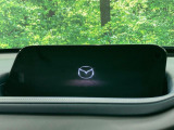 【8.8インチマツダコネクト】車内の雰囲気にマッチした大型のディスプレイ。スマホ接続でのナビ使用やBluetooth再生等、様々な機能が楽しめます。直感的なダイヤル操作が可能で、使い勝手も良好です。